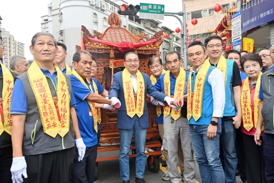 圖／新北市長侯友宜出席力行福德宮甲辰科護國佑臺五朝祈安清醮，擔任正獻官。（新北市政府新聞局提供）