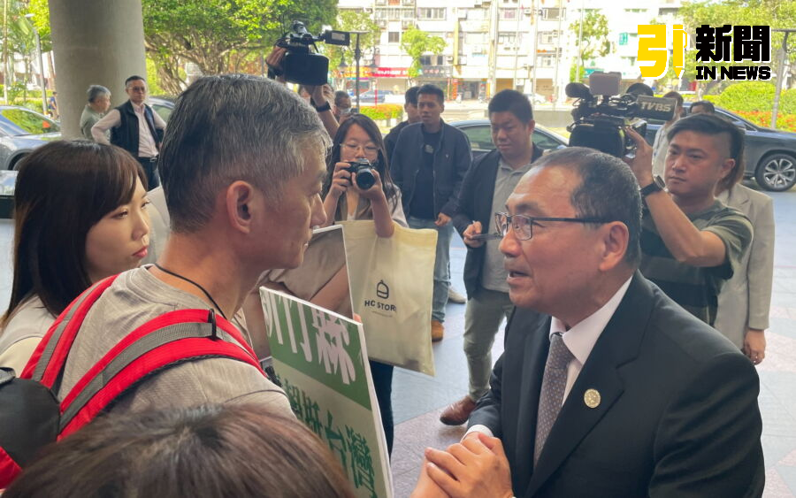 圖／新北市長侯友宜握著受害家屬孫先生的手強調，只要在公共領域發生事故，政府就是要負起責任來。（記者陳志仁攝，2024.11.04）