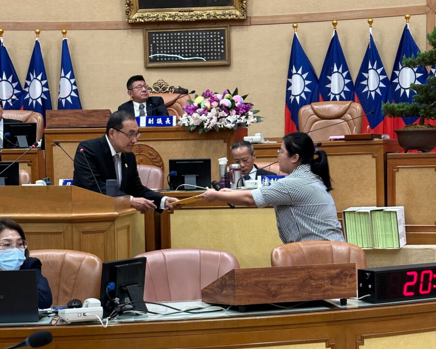 圖／新北市議員宋雨蓁今日帶領族人到議會旁聽，並遞交陳情書。（新北市議員宋雨蓁提供）