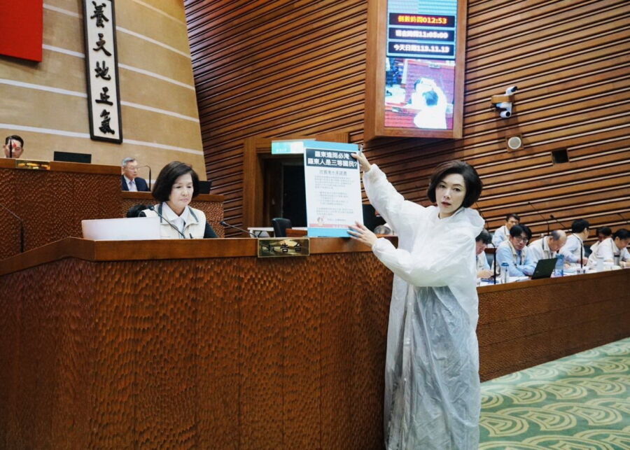 圖／宜蘭縣議員黃琤婷特製承諾書，請縣長林姿妙承諾找出羅東淹水的原因、編足解決的對應治水預算，讓羅東不再淹水。（宜蘭縣議員黃琤婷提供）