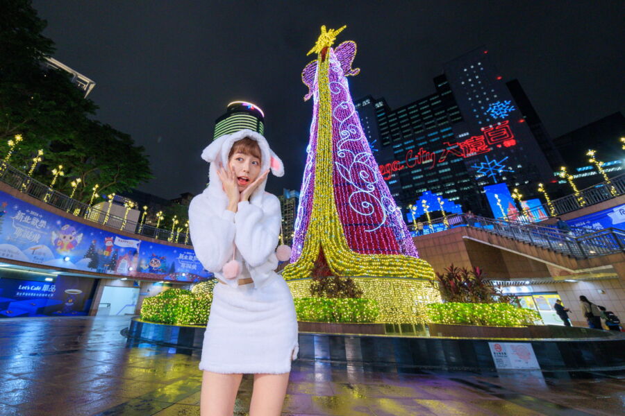 圖／每年必拍的耶誕樹，今年化身魔幻天使，與LED城堡主秀進行互動展演。（新北市政府觀旅局提供）