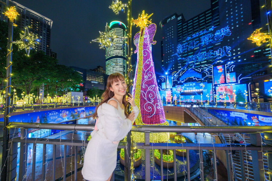 圖／耶誕樹化身魔幻天使，以五彩繽紛的顏色變化照亮新北歡樂耶誕城。（新北市政府觀旅局提供）