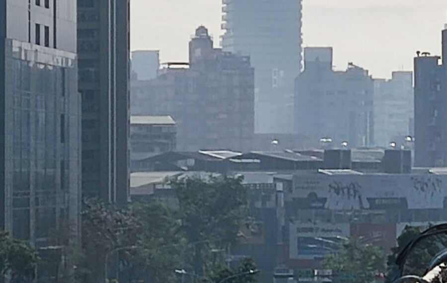 圖／台灣西半部15日的清晨風速微弱、濕度高、有濃霧，使PM2.5濃度維持，不易擴散，濃霧導致視線上看起來一片灰矇矇。（新北市政府環保局提供）