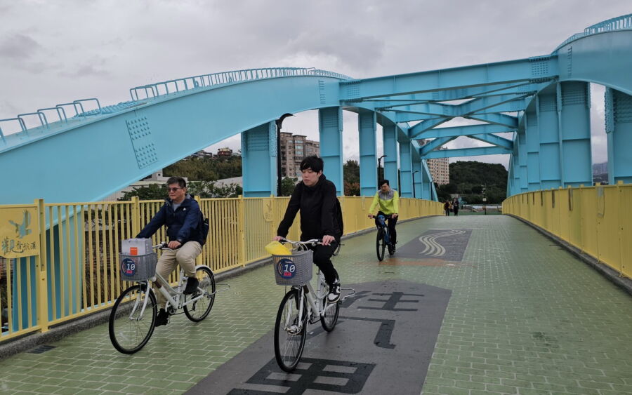 圖／自行車車友搶先騎乘觀音坑溪橋。（新北市政府高灘處提供）