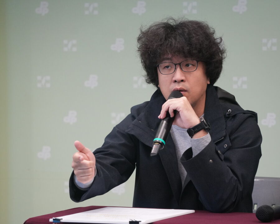 圖／立委沈伯洋強調，國民黨正上演「門戶洞開，毀滅防衛三部曲」：砍潛艦預算削弱戰力、修《民防法》削減後勤支援、修《全動法》削弱全民防衛意志。（民進黨提供）