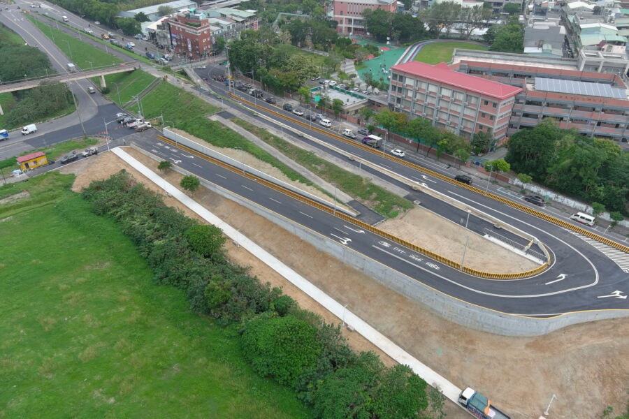 圖／6號越堤道增設引道，簡化車輛動線減少交通事故。（新北市政府水利局提供）