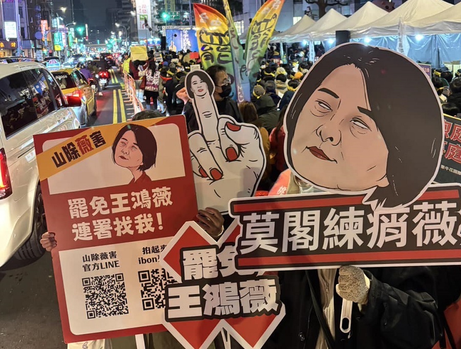 圖／許多國民黨立委都是潛在被罷免的對象，選罷法闖關，也讓青鳥運動再次集結立法院。（翻攝山除薇害—罷免王鴻薇臉書）