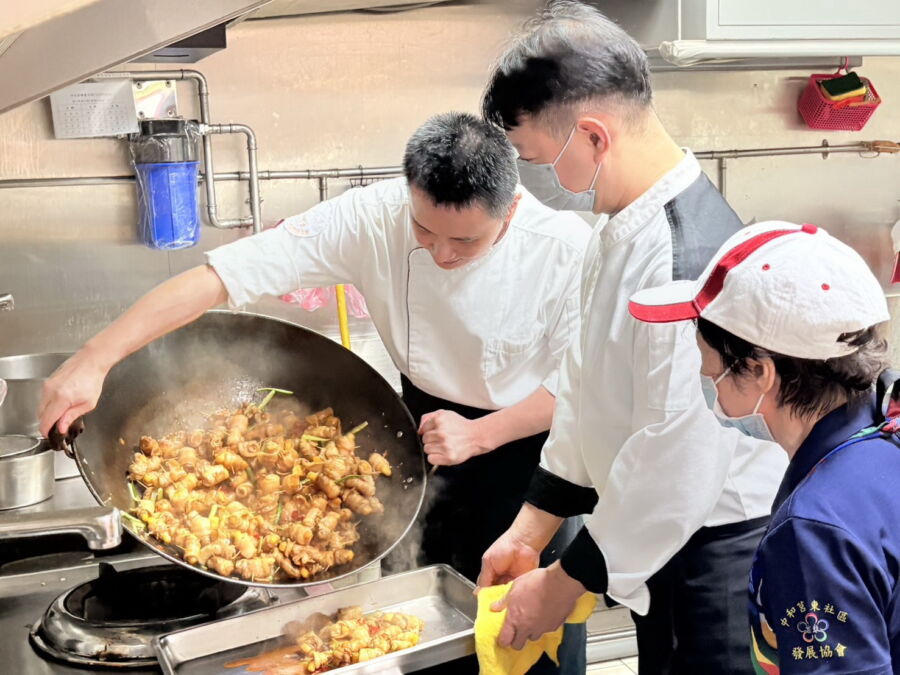 圖／陳佳瑋（左）和張騰峰（中）雙名廚利用格外肉品料理成美味的里肌火腿蘋果。（新北市政府社會局提供）