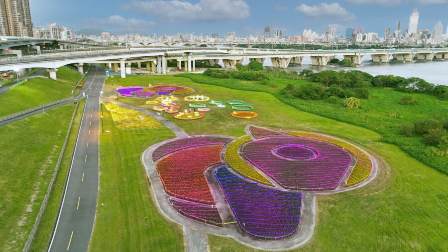 圖／鴨鴨公園的「鴨鴨三重奏」利用超過10萬盆草花布置。（新北市政府高灘地工程管理處提供）