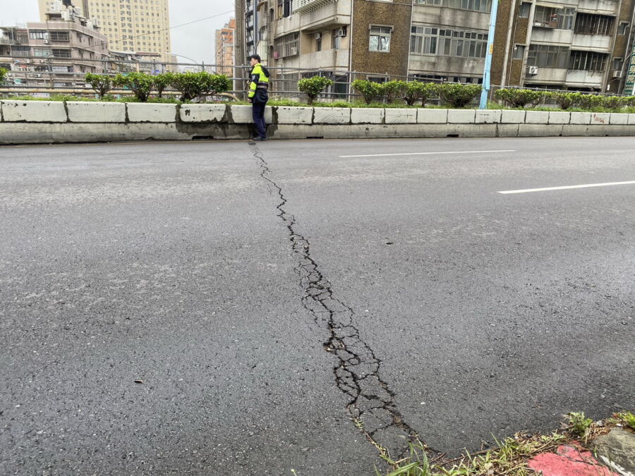 圖／北新橋出現裂縫。（新北市議員黃心華服務處提供）