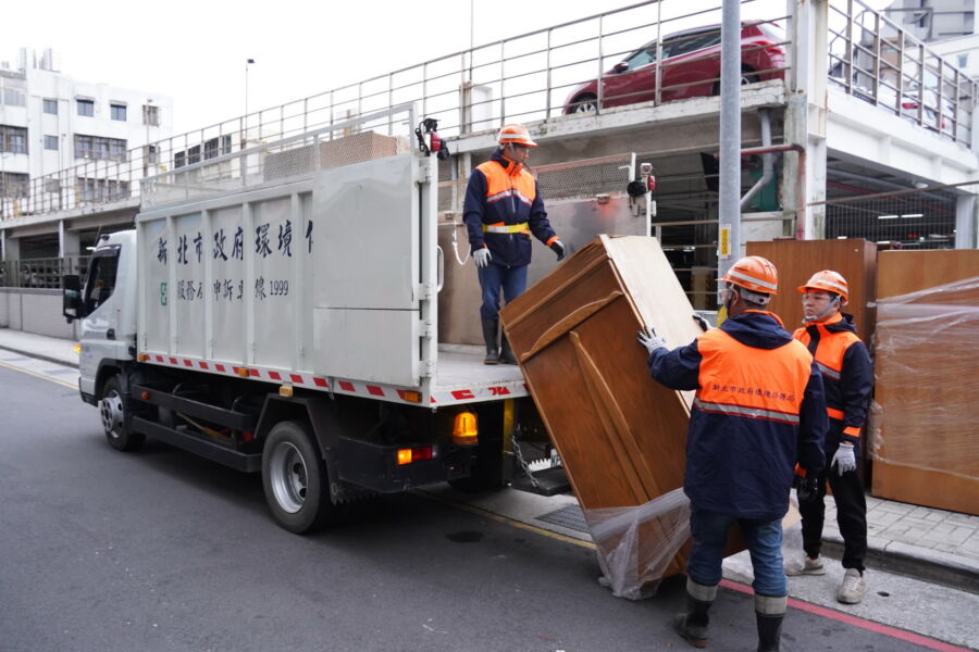 圖／民眾如要於農曆年前清運廢棄大型家具，請於1月18日前向各轄區清潔隊預約申請。（新北市政府環保局提供）