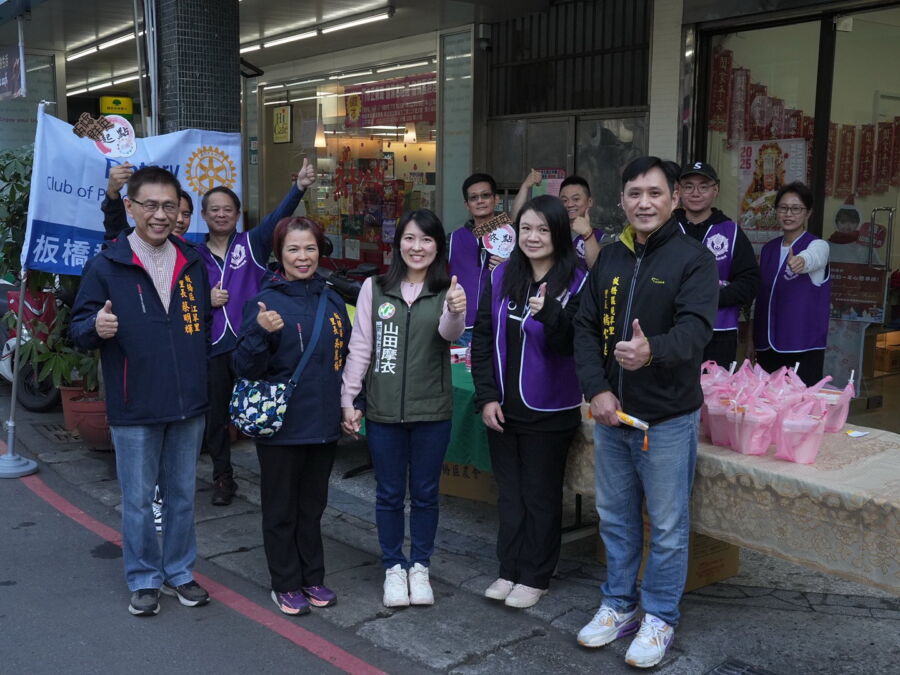 圖／新北市議員山田摩衣今（5）日攜手板橋群英扶輪社及板橋區在地的里長，在服務處舉辦「愛心早餐」的發放活動。（新北市議員山田摩衣提供）