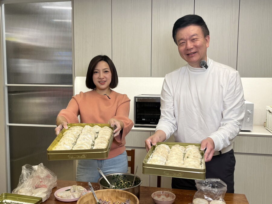 圖／新北市議員陳乃瑜與桃園市議員于北辰也祝大家未來新的一年，「蛇馬龍來、蛇麼都好」。（新北市議員陳乃瑜提供）
