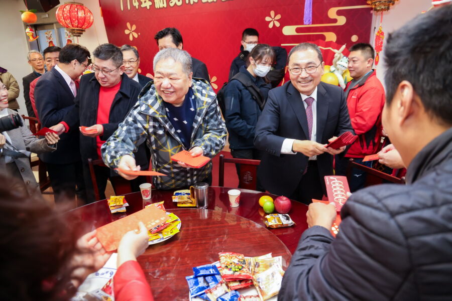 圖／新北市長侯友宜偕同議長蔣根煌祝賀議會的全體同仁新年平安好運。（新北市政府新聞局提供）