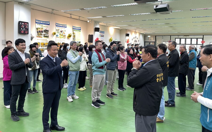 圖／鶯歌區區長曾明華率公所同仁與貴賓們互道恭禧。（鶯歌區公所提供）