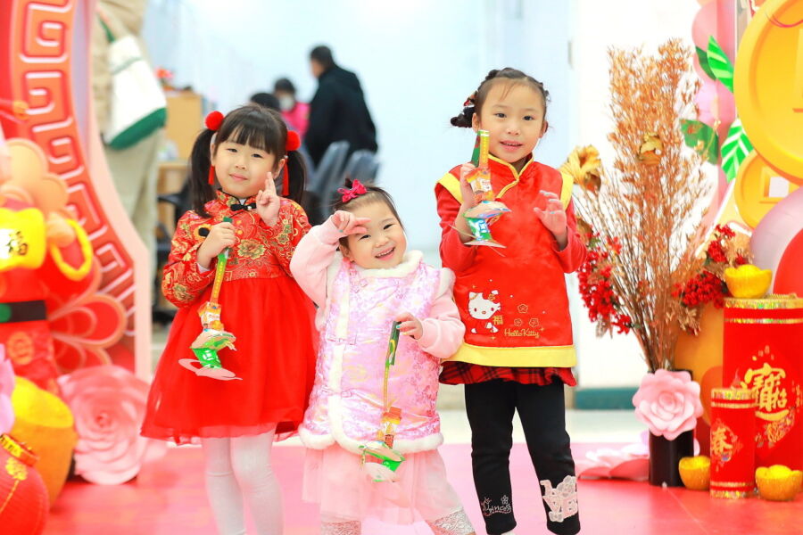 圖／過港幼稚園的小朋友，提燈祝賀蛇來運轉好事不斷。（基隆市文化觀光局提供）