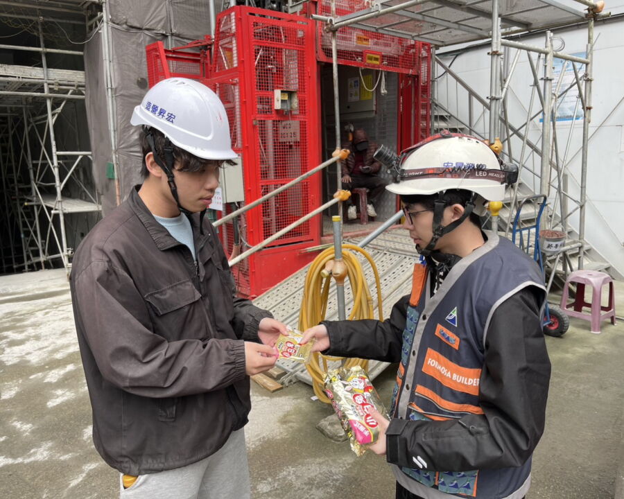 圖／提供勞工暖暖包禦寒。（新北市政府勞動檢查處提供）