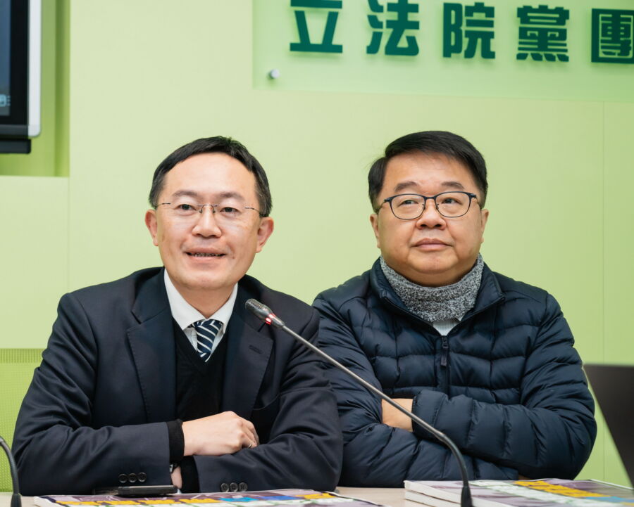 圖／立委李坤城質疑，國民黨黨工們明目張膽介入罷免，但罷免的連署站門可羅雀，他相當懷疑，這些第一階段連署書是不是偽造？（立委蘇巧慧辦公室提供）