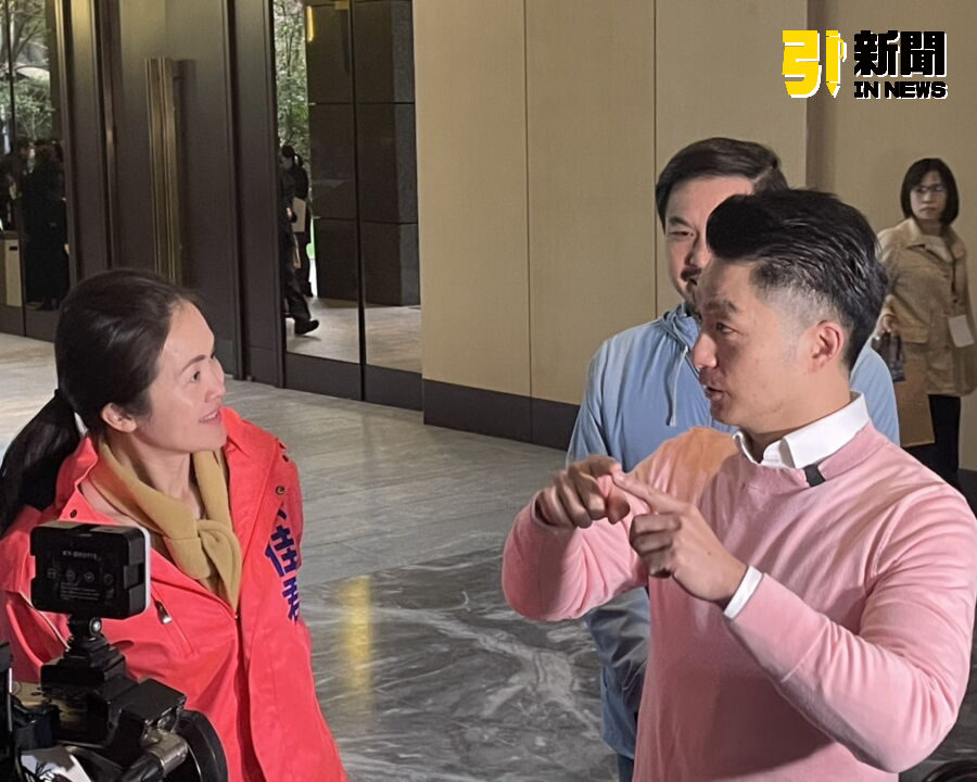 圖／新北市議員洪佳君與台北市長蔣萬安聊世壯運報名的項目？蔣萬安回應，你（洪佳君）有沒有要建議？跆拳道，不不不！（記者陳志仁攝，2025.02.07）