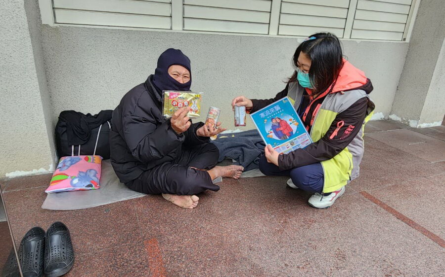 圖／新北市持續啟動低溫關懷，公所每日上街關懷訪視、提供禦寒物資，並勸導安置。（新北市政府社會局提供）