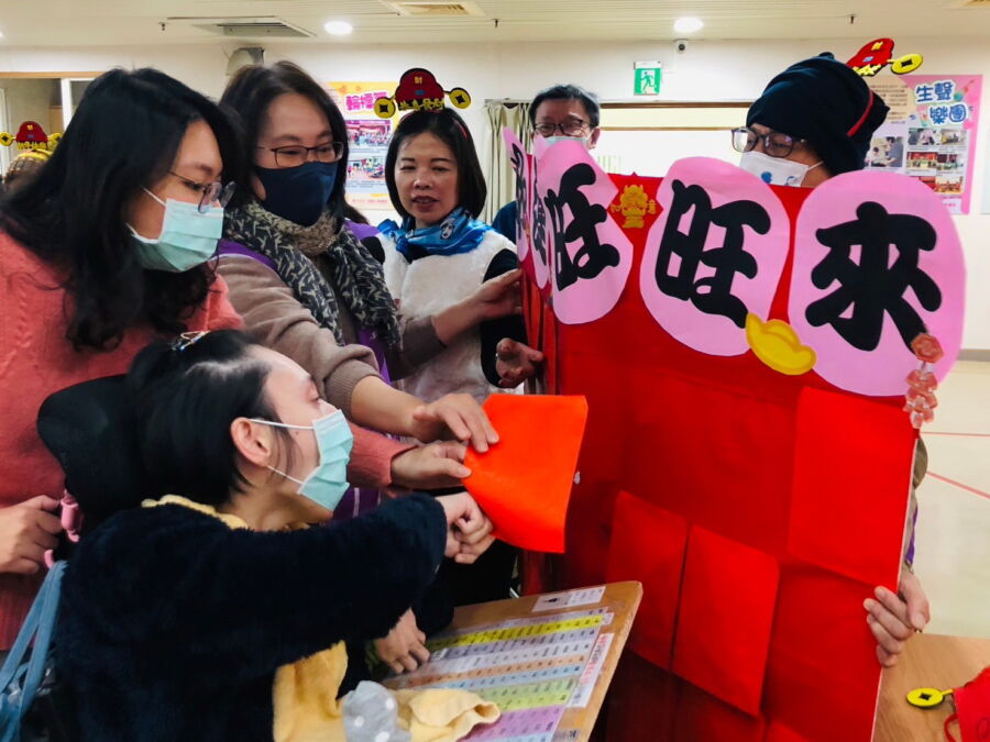 圖／八里愛心教養院志工們自製裝著容易咀嚼吞嚥的餅乾福袋，讓院生體驗抽福袋樂趣同時能安心享用。（八里愛心教養院提供）