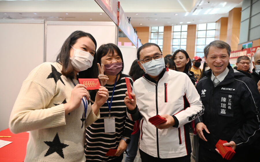 圖／2025新北新春就業博覽會11日於市府登場，侯友宜到場為求職者加油打氣。（新北市政府就業服務處提供）