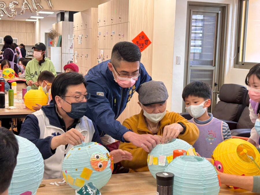 圖／林口區長廖武輝也陪長輩手繪燈籠。（林口區長廖武輝提供）