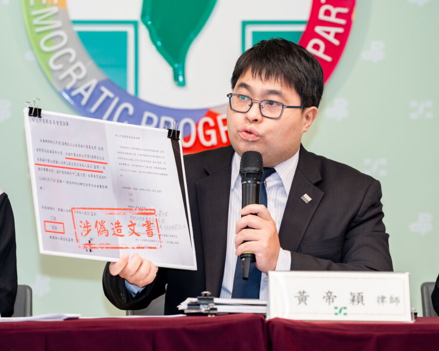 圖／黃帝穎律師說，真正的罷免公民團體，他們是大街小巷在各個連署點讓民眾進行連署。（民進黨提供）