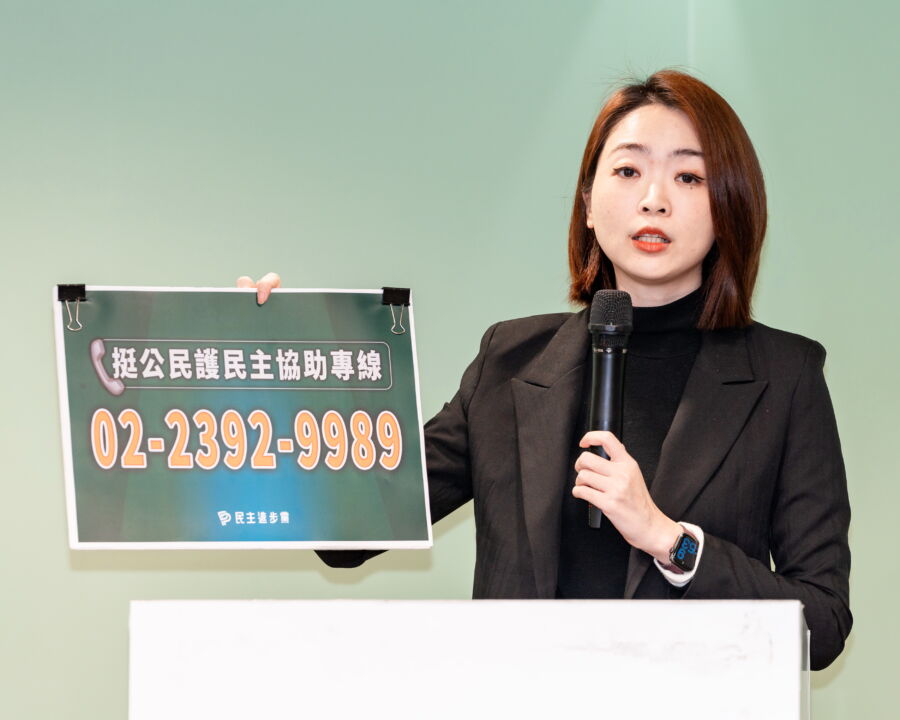圖／民進黨發言人韓瑩指出，面對公民自主罷免活動，履遭國民黨企圖以各種手段阻撓、干擾，甚至面臨不當法律的威脅，已嚴重侵害公民基本權利。（民進黨提供）