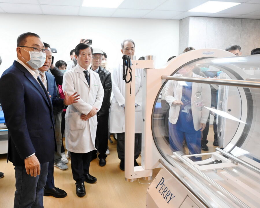 圖／新北市長侯友宜參觀新北聯醫高壓氧治療中心。（新北市政府新聞局提供）