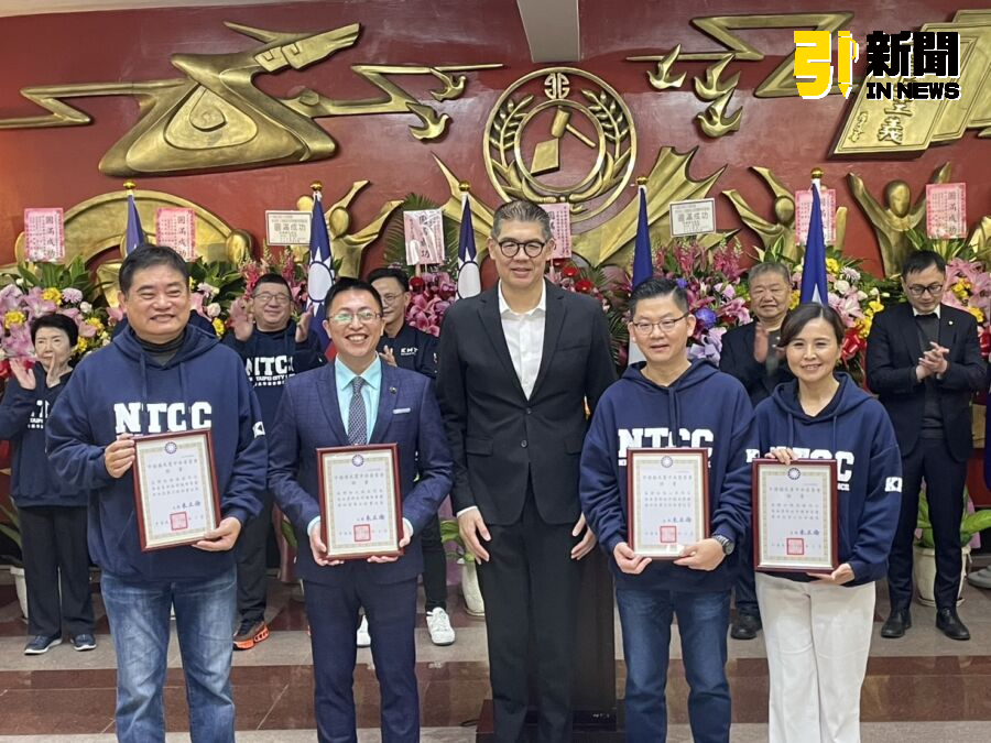 圖／國民黨副主席連勝文頒發證書給新任書記長王威元，新任副書記長蔡健棠、黃心華，及財務長陳家琪。（記者陳志仁攝，2025.02.21）