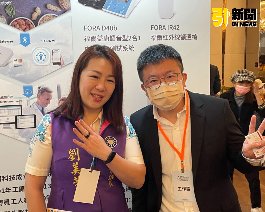 圖／新北市議員劉美芳親自體驗FORA Ring 福爾智慧戒指。（記者陳志仁攝，2025.03.11）