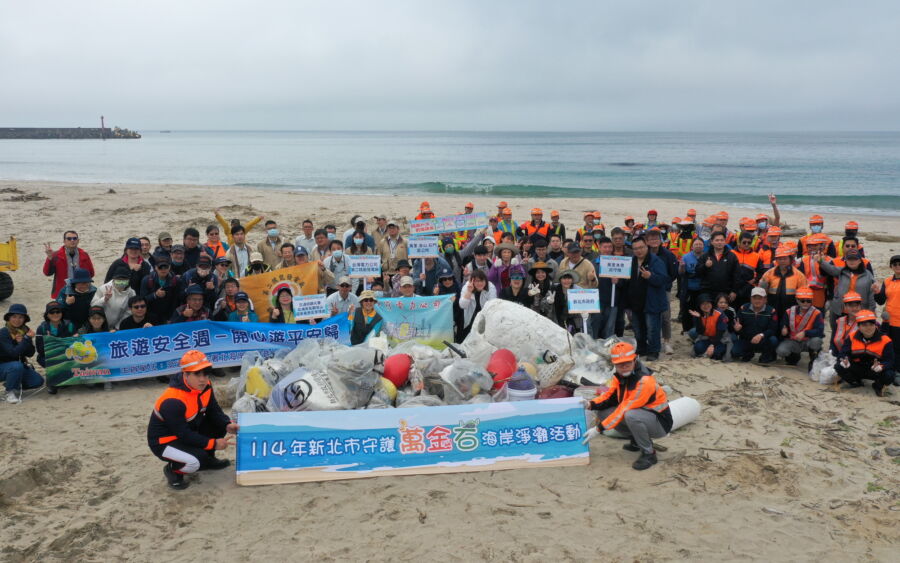 圖／環保局號召交通部觀光署北海岸及觀音山國家風景區管理處、台灣電力公司第二核能發電廠、海巡署第二岸巡隊、萬里漁港巡守隊，及市府賽事相關單位，今日在萬金石馬拉松賽道沿線的萬里龜吼海灘淨灘。（新北市政府環保局提供）