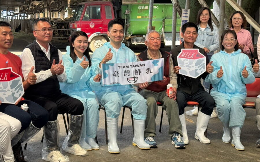 圖／台北市長蔣萬安今日率市府教育局、產發局、台北農產公司等市府團隊前往雲林口湖忠美牧場，考察本土鮮乳的產製過程。（立委張嘉郡辦公室提供）