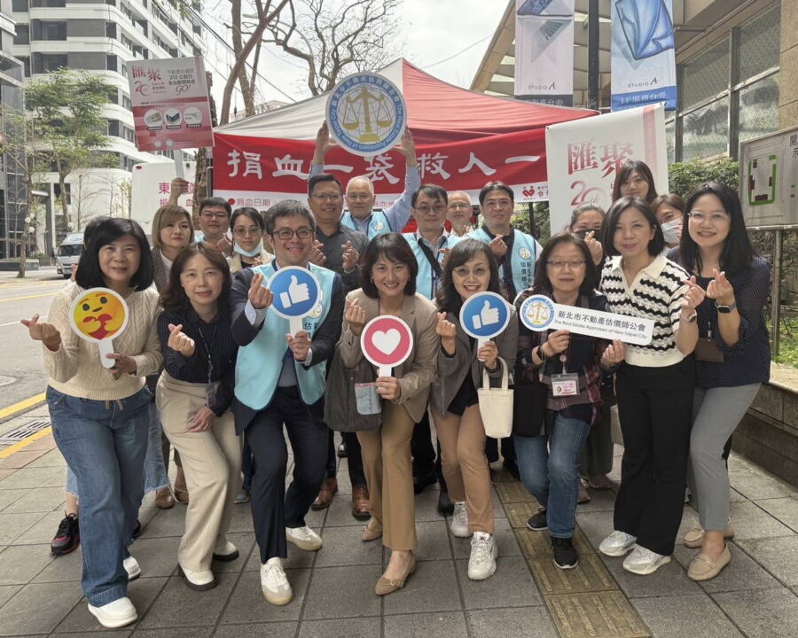 圖／估價師全聯會公益日－新北場地政局副局長徐鳳儀率同仁與新北市公會理事長與會員共同參與。（中華民國不動產估價師公會全國聯合會提供）