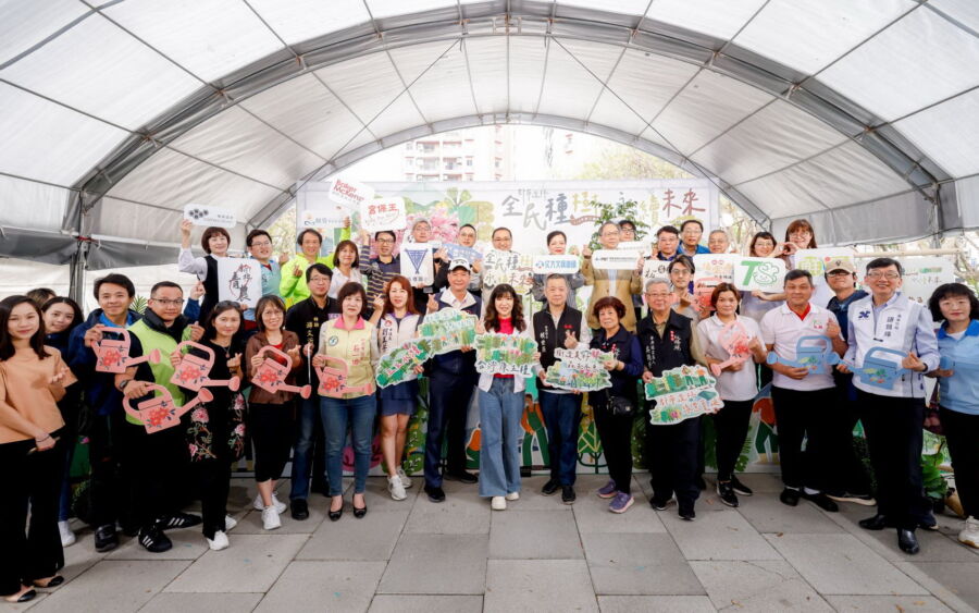 圖／今年植樹節活動邀科技業、食品業、生技業、律師界、宗教團體、新北青農及板橋國小等共14個企業與團體參加。（新北市政府農業局提供）