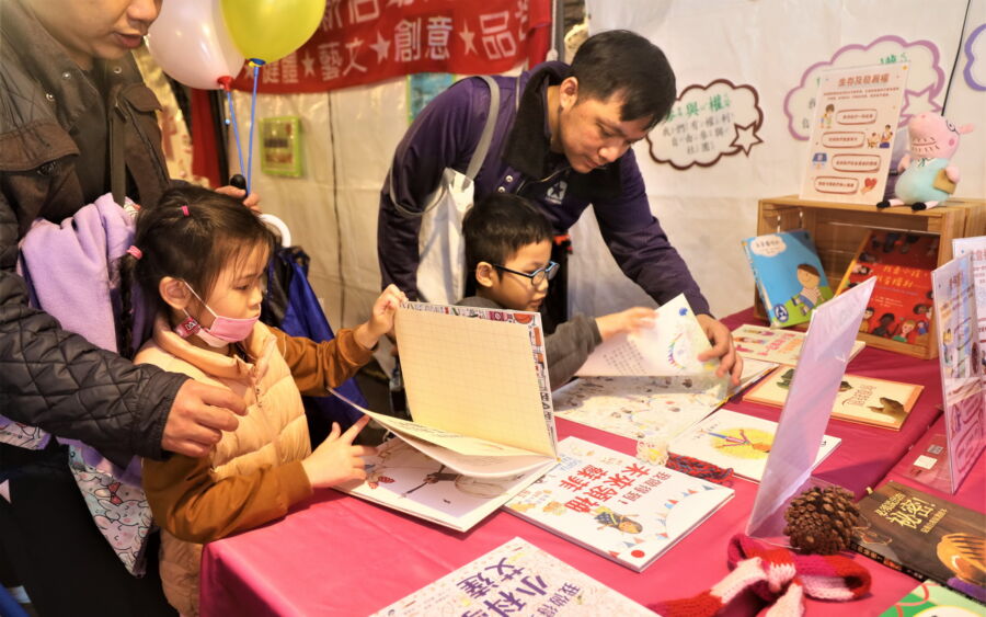 圖／親子共同閱讀攤位。（新北市政府教育局提供）