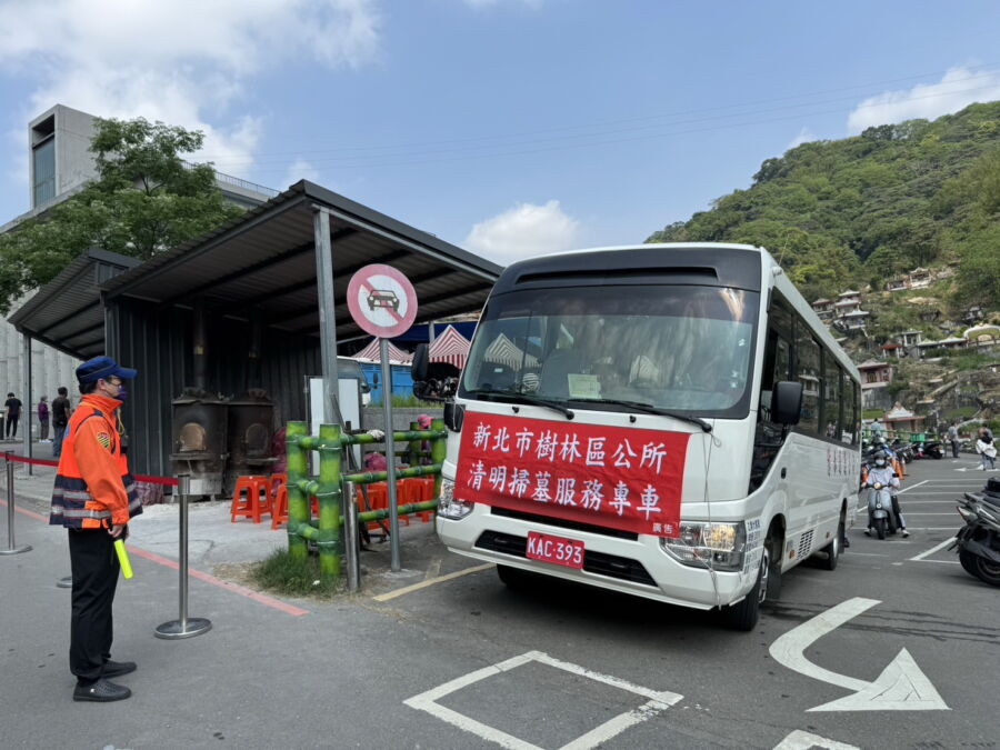 圖／新北市政府從3月22日至4月6日啟動147處清明祭祀服務站及38條接駁專車路線。（新北市政府民政局提供）
