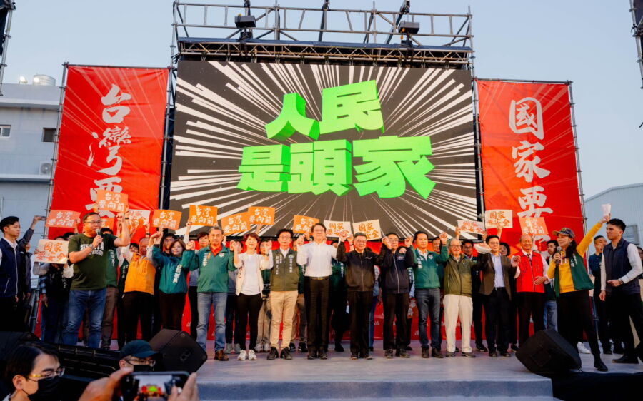 圖／「人民是頭家」台南場於永康區大灣凌霄寶殿武龍宮前舉行。（民進黨提供）