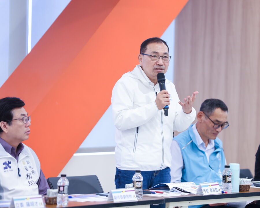 圖／侯友宜今（25）日受訪時強調，公務人員在上班時間保持行政中立，下班跟休假時間按照法律規定，也絕對不允許有恐嚇我們公務人員行為的發生。（新北市政府新聞局提供）
