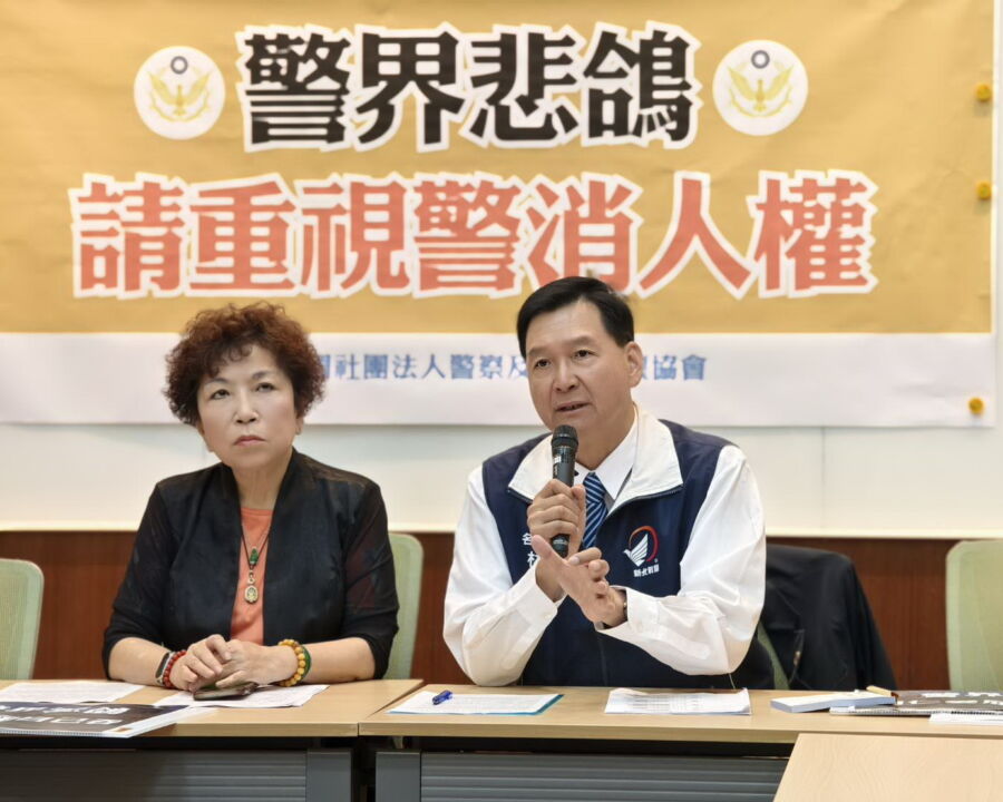 圖／警察及眷屬關懷協會理事長游毓蘭、前亞洲警察學會主席林國春今（25）日在立法院召開「警察無奈自己吞　長官只會斷尾求生」記者會。（新北市議員林國春提供）