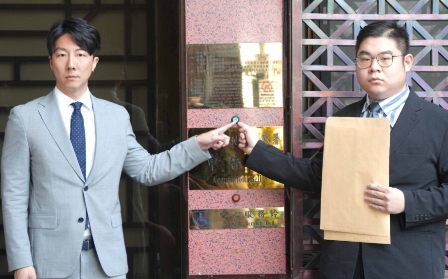 圖／站在維護法治及民主制度正常運作的立場，民進黨發言人吳崢與律師許渝澤再次前來台北地檢署告發，請檢察官對相關涉案人，嚴格查明。（民進黨團供）