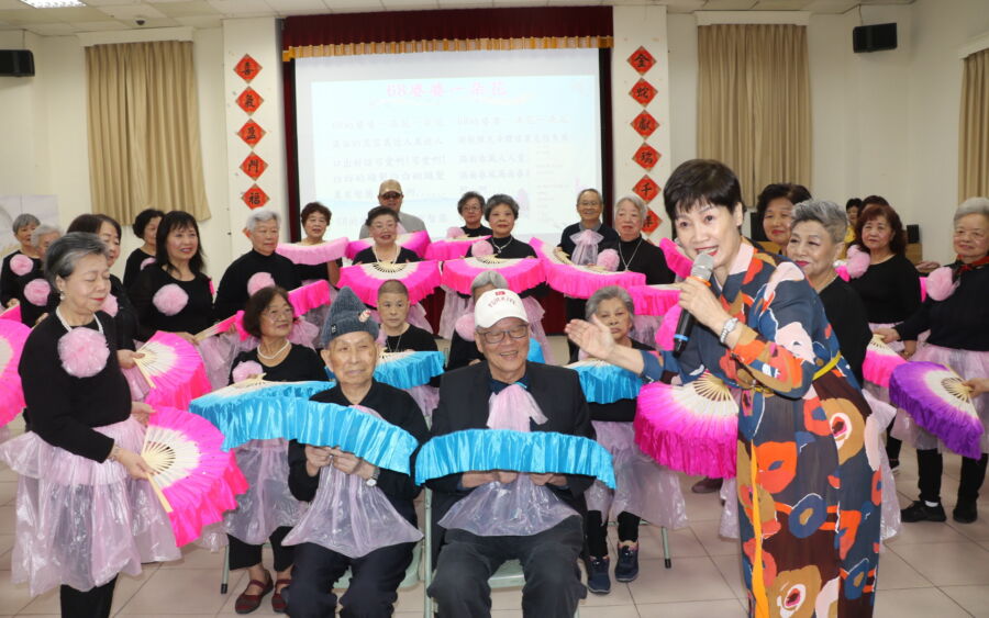 圖／愛Show珍寶貝指導老師林淑蕙（右）稱「68婆婆一朵花」，合計有3280歲。（新北市政府社會局提供）