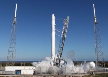 英國夜空詭影！「藍色螺旋」照亮夜空民眾目擊奇景