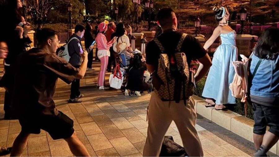 台網美遊迪士尼！穿公主裝「打強光拍照」挨轟：以為中國人