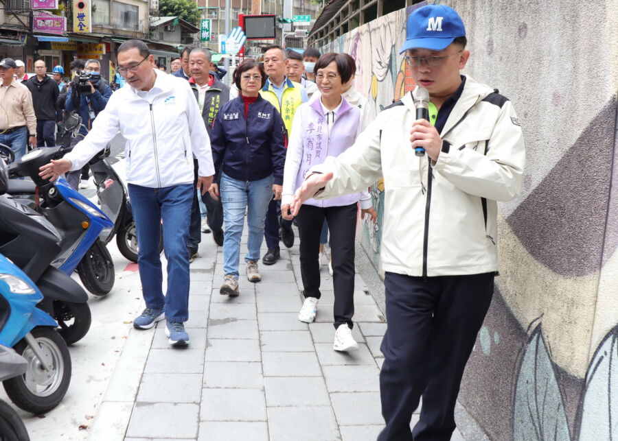 圖／新北市長侯友宜（右四）今日前往視察蘆洲國小通學廊道完工現況，由養工處長鄭立輝（右一）在旁陪同導引說明。（新北市政府工務局提供）