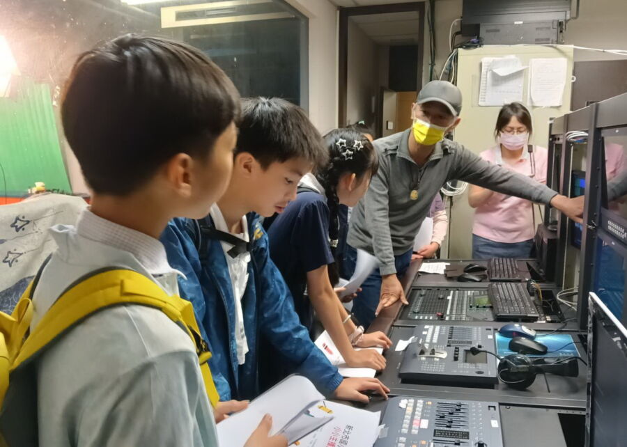 圖／今年以「新聞製播、理論實作、無稿播報、小班教學」四大特色組成的新北市小小主播營，讓所有參與學童都能完整體驗新聞製播流程。（永佳樂有線電視提供）