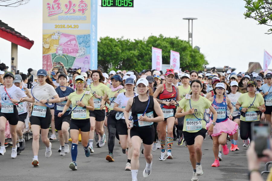 圖／「2025新北市鐵道馬拉松接力賽」今(20日)於貢寮、雙溪兩區盛大開跑。（新北市政府新聞局提供）