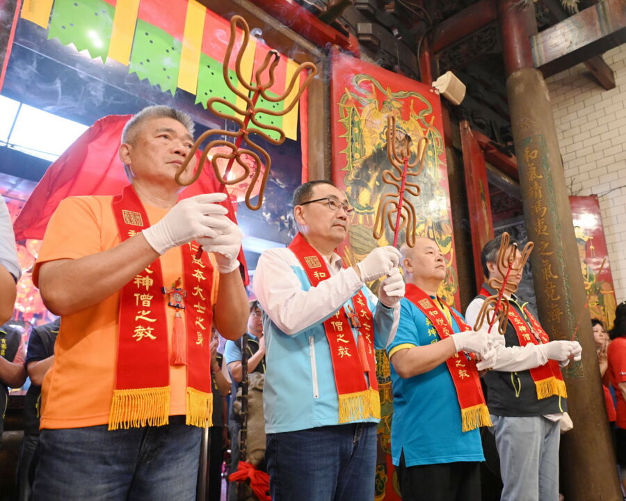 圖／新北市長侯友宜先後前往貢寮仁和宮及德心宮參拜。（新北市政府新聞局提供）
