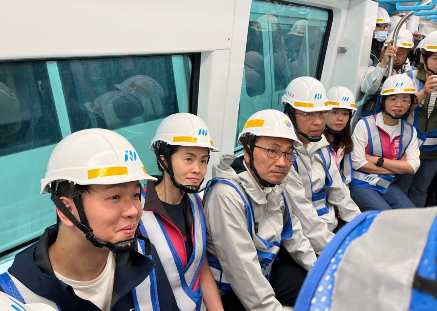 圖／新北市長侯友宜21日前往三峽站乘坐列車，掌握列車動態測試情形。（新北市捷運工程局提供）